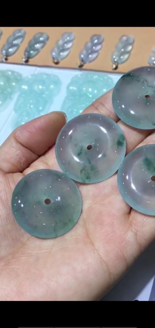 平安扣一般都多少价位,300块钱的翡翠平安扣是真的吗？