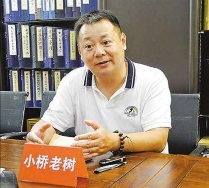 黄荣奇:同曦外援莫尔特里篮板被抢，倒地后拿脚踹黄荣奇撒气，你怎么看？