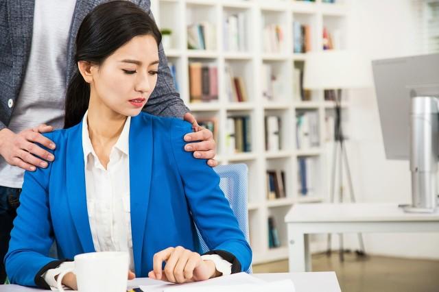农村留守妇女与狗图:作为留守妇女，村上有个人老用语言挑逗我，怎么办？