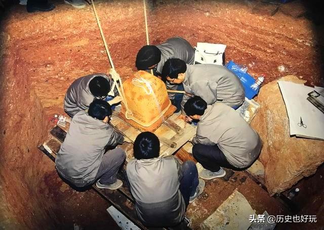 雷锋塔地宫:真实的雷峰塔下面都埋了什么，真的有白蛇吗