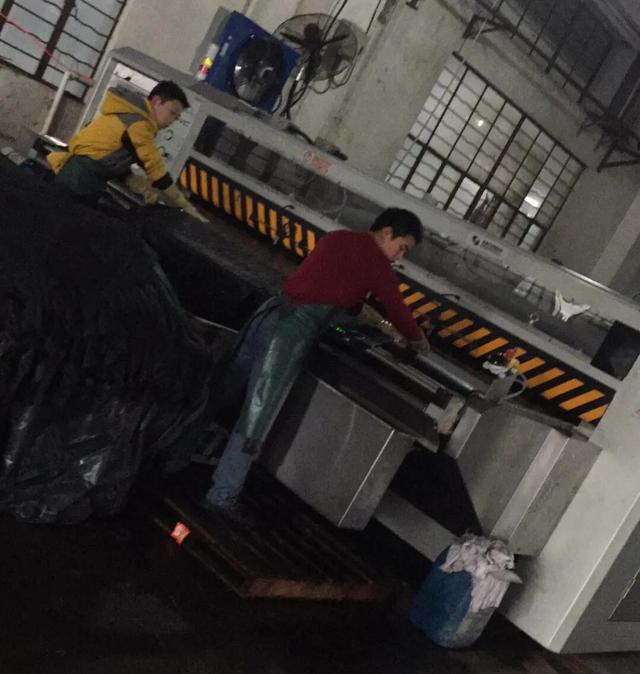 玉石真皮假皮怎么区分,在购买真皮皮衣时，如何识别皮衣真伪？