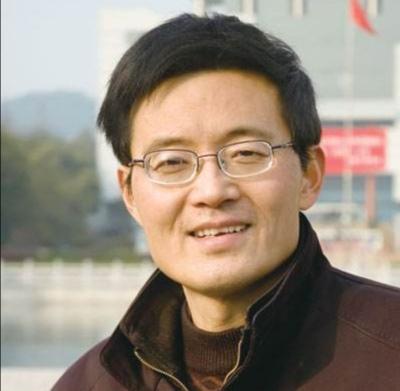 黄荣奇:同曦外援莫尔特里篮板被抢，倒地后拿脚踹黄荣奇撒气，你怎么看？