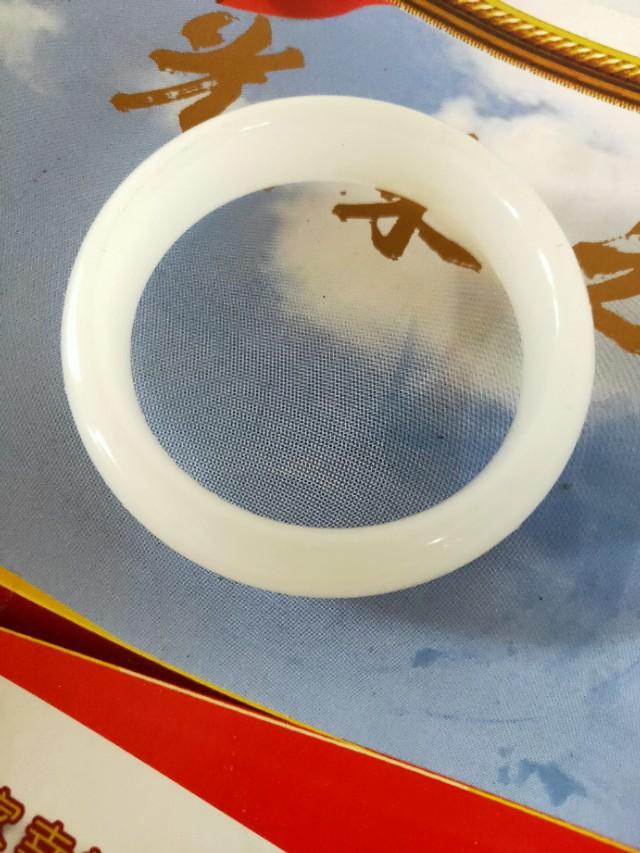 手镯滑落在手腕哪里合适,翠镯裂纹怎么从手上取下来？