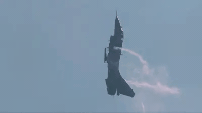 战机一次飞行可空中加油多少次？