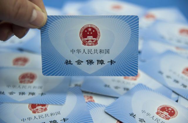 儿子可以用爸爸的社保卡做手术吗？