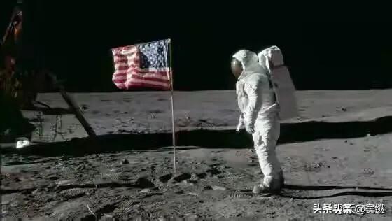太空行走第一人:宇航员在月球上为什么跳着走？