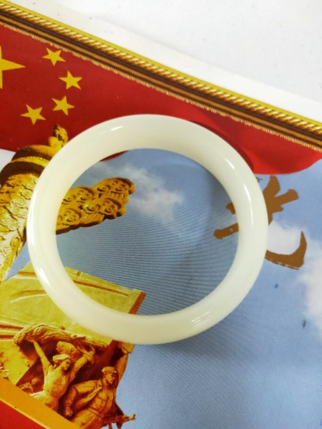 手镯滑落在手腕哪里合适,翠镯裂纹怎么从手上取下来？