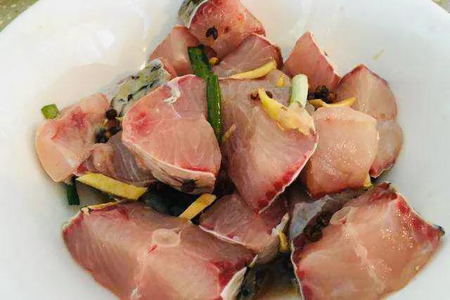 红烧鱼怎么做好吃，红烧鱼块是焯水还是过油怎么做好吃