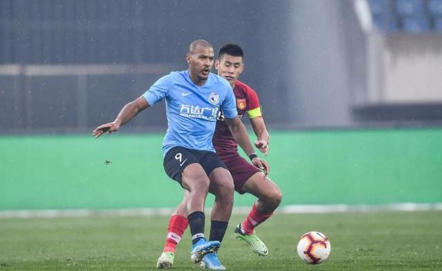 大连一方主场被华夏幸福3:3逼平,一方后防还是令人堪忧,下赛季贝尼特斯将如何改变？