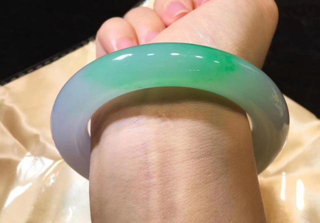 晒晒我带了5年的翡翠手镯,2009年买的手镯，大家看看怎么样？