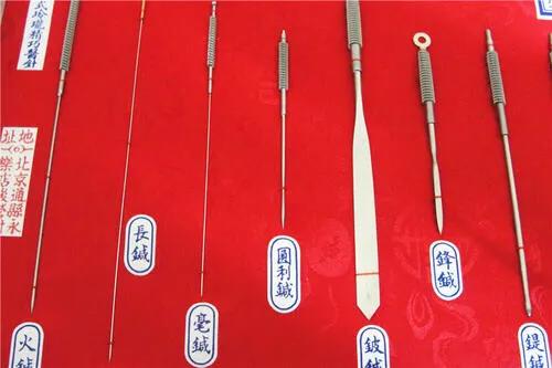 6,针刺:从上古流传至今的"黄帝九针"便是针刺疗法的典型代表,现在大家