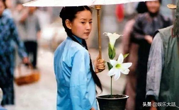 关晓彤人缘差:大家有哪些影视剧中明星们的雷人照片，分享一下？