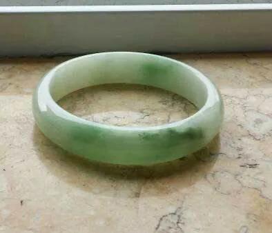 玉手镯不圆是什么原因,和田玉手镯不亮是怎么回事？