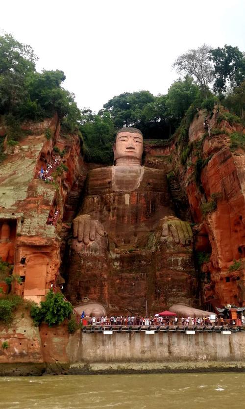 可以简单介绍一下乐山大佛吗?乐山大佛现在收不收门票？