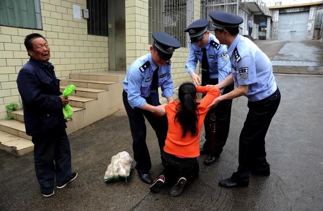 白冰冰送别母亲:死刑犯在执行死刑时，家里人会来送行吗？