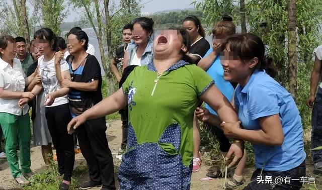 水鬼吃人，一条最凶猛的黑鱼能咬过一条最凶猛的食人鱼吗