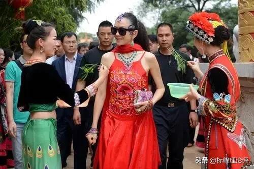太阳鸟电影:七彩云南的翡翠都是杨丽萍自己设计的吗？