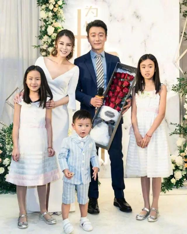 关悦比佟大为大多少岁:在演艺圈里离婚几率最小的夫妻有哪些？为什么？
