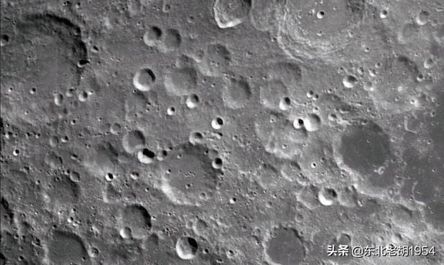 月球陨石坑为什么那么浅，月球正面一直对着地球吗，月球正面那么多陨石坑是怎么形成的