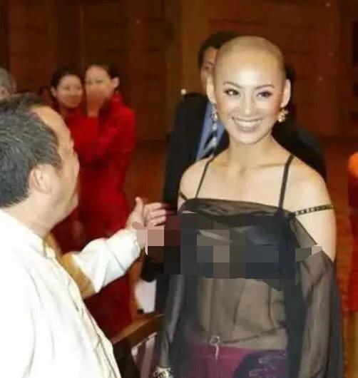 中国女导演素颜走红毯真胆大！穿碎花裙背着双肩包，比巩俐还自信，拍戏几乎能素颜的演员都有谁？