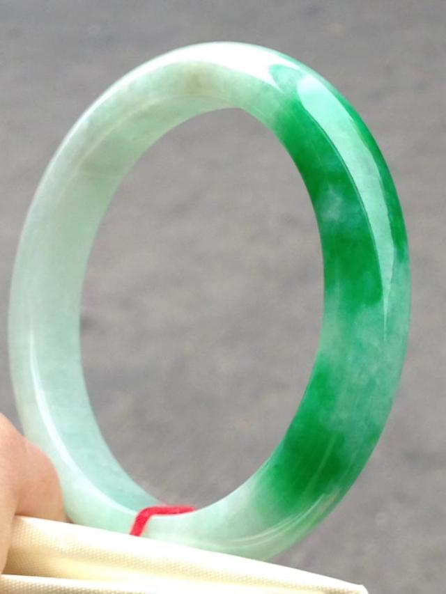 大理翡翠手镯是真的吗,没有证书的手镯一定是假的吗？这是真的吗？