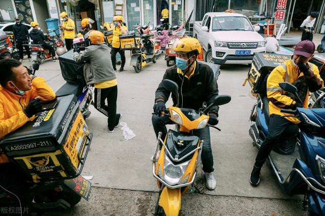 中国送外卖的大军里有二十万本科学历,六万研究生学历是真的吗?