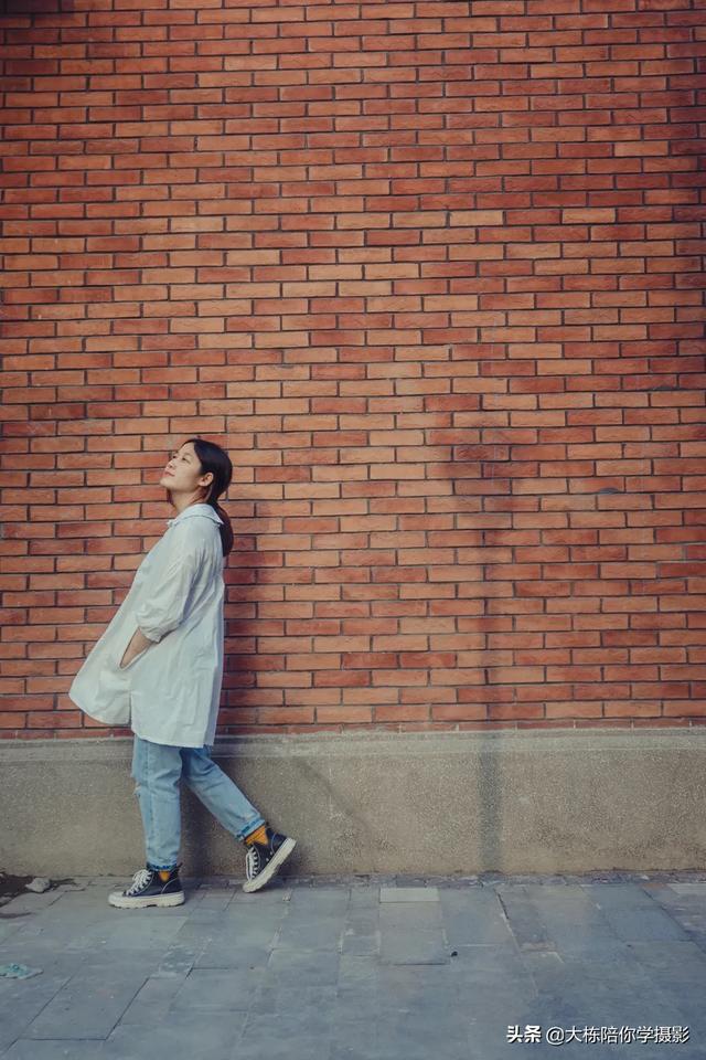 靠着墙的摄影全身照片怎么拍?