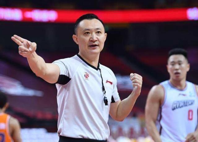 被誉为CBA传奇球员的孙军，为什么会在比赛中对裁判闫军破口大骂呢？