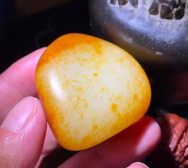 加工一个玉石吊坠的多少钱,小石头雕刻加工吊坠或者珠子多少钱？