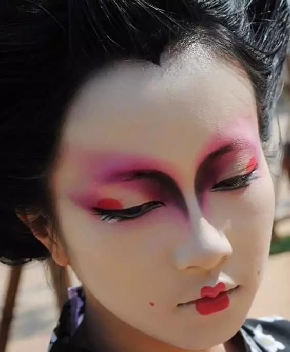 唐代女子化妆步骤:在唐代备受追捧的面靥妆，真的很丑吗？