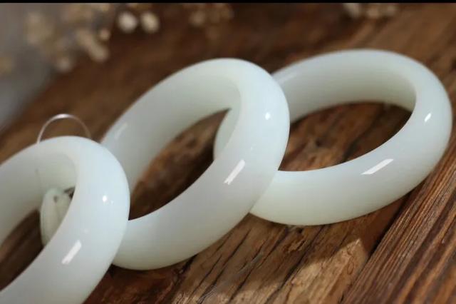 和田玉青白料手镯多少钱,正宗野牛沟白玉手镯多少钱？