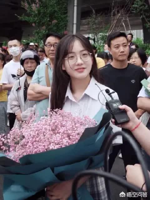 为什么大家都在刷高考最美送花女孩