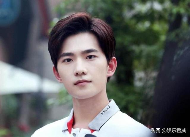 小鬼疑似公布恋情:你觉得爱豆谈恋爱跟粉丝究竟有什么关系？