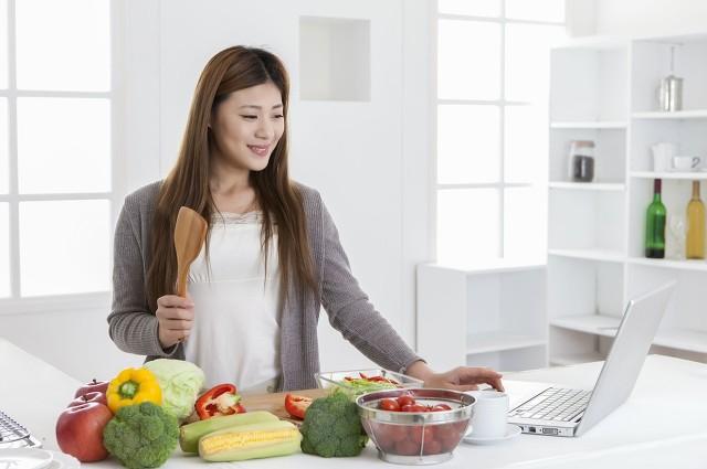 衢州枝群油脂有限公司:年近五十岁的女人需要什么才能重新焕发生机？(50岁女人吃什么抗<a href=https://maguai.com/marketing/6095.html target=_blank class=infotextkey>衰老</a>)