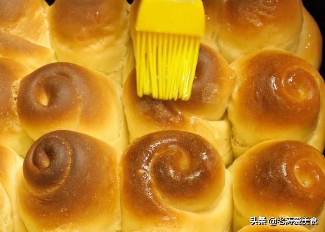 暄小面包:三个鸡蛋，400克面粉怎么做面包？