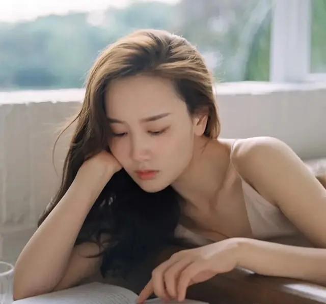 冯绍峰穿蕾丝睡裙:你有跟老师谈过恋爱吗，有何经历？
