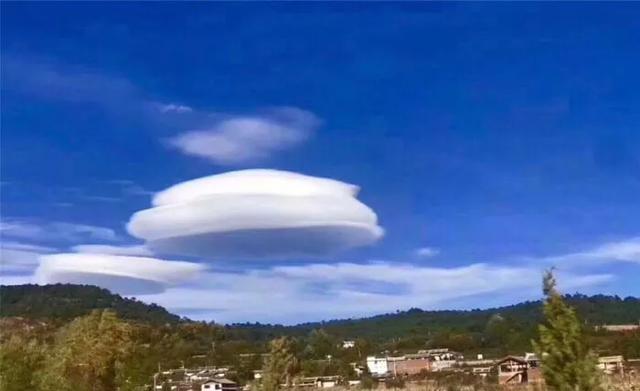 不明巨型生物攀爬大楼，UFO去英国了数千名居民看到500米宽巨型UFO，什么情况