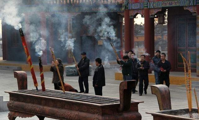 算命事业和财运有什么区别,穷人算命富人烧香什么意思？