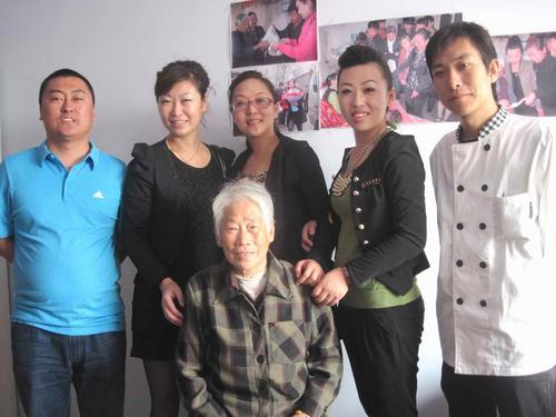 主持人刘婧:老妈说最近腰总是疼有没有推荐的保健品