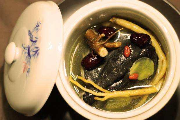 匿名用户回答:小火慢炖匿名用户回答:乌鸡滋补,和其他肉汤差别不大