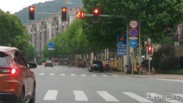 媳妇开车和我开车油耗差别太大了,差将近10个油。什么原因？