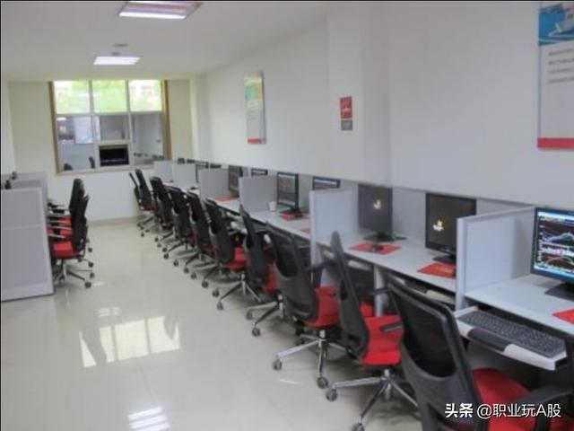 牛股推荐股票交流群:这几天每天都有证券的客服让我进群，说什么推荐牛股，可信吗？(证券客服打电话要我微信)
