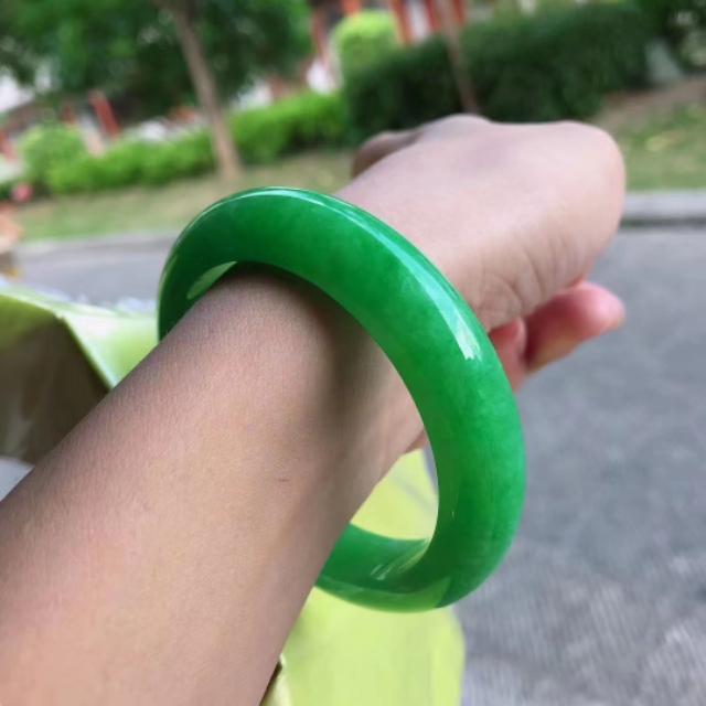 翡翠手镯估价,花同样的钱买翡翠，手镯和挂件哪个更保值？