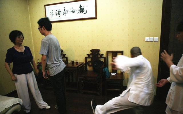 太极大师闫芳被揍:电鳗神功闫芳大师那样的正宗太极大师打败搏击高手很难吗