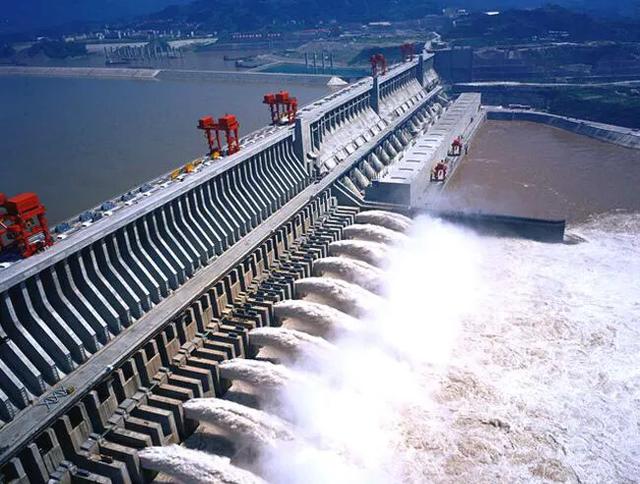 三峡大坝当初建造时花了2500亿,14年了成本收回来了吗？