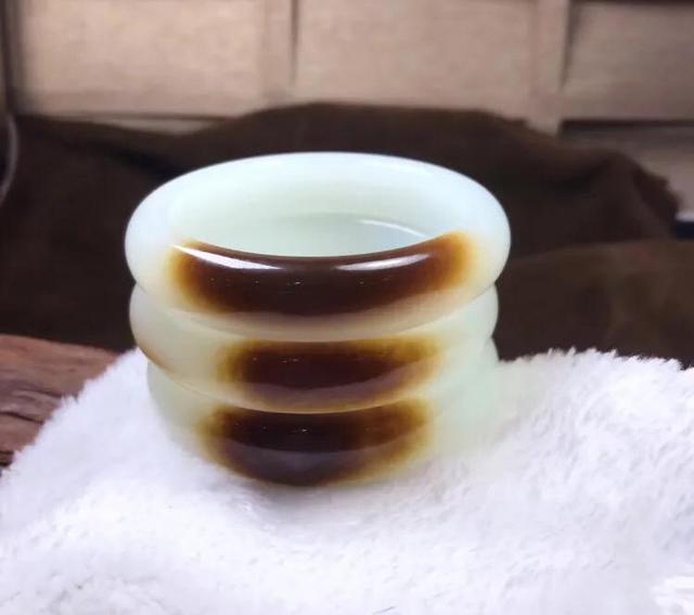 一般羊脂玉手镯价格是多少,这支俄料巴沙糖3500值得入手吗？