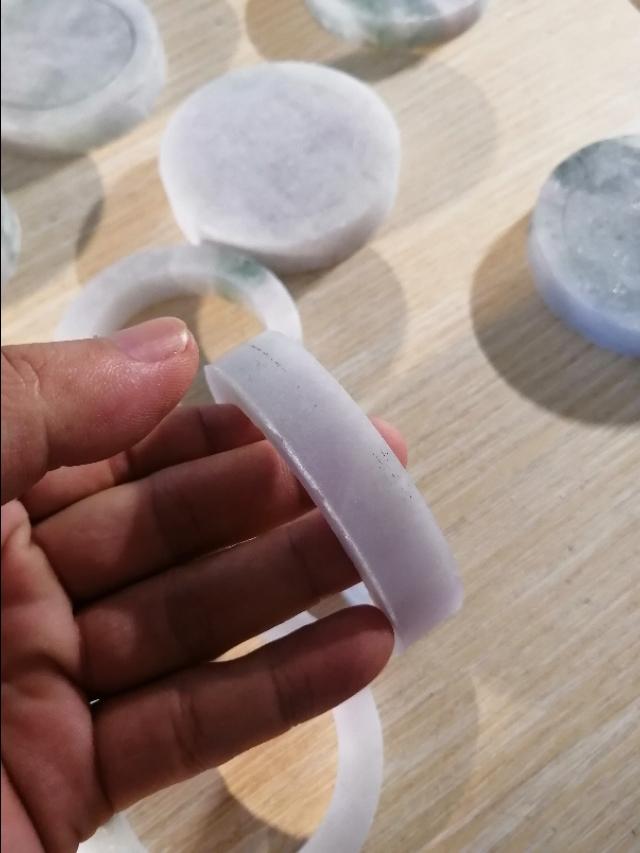 6000元春带彩手镯,想买个玉镯，预算1W左右，推荐啥品牌呢？