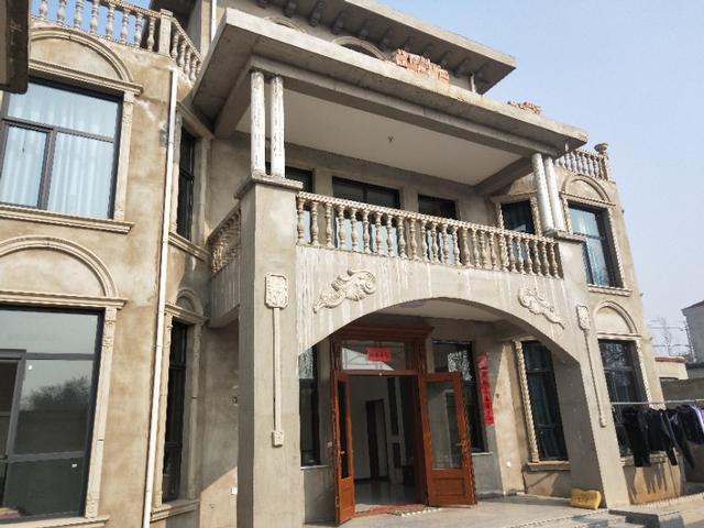 狗屋 出口:农村自建房、车库门外左右两边分别建鱼缸和狗屋适合吗？