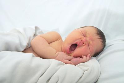 新生儿溶血性黄疸严重吗，妈妈O型血，爸爸A或B,宝宝真的会溶血性黄疸吗严重到要换血