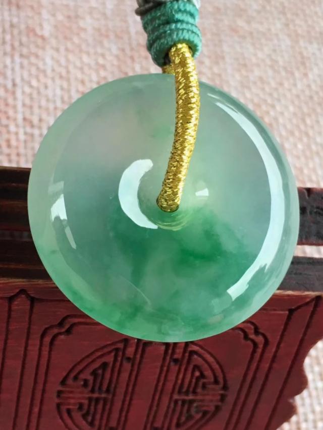 平安扣一般都多少价位,300块钱的翡翠平安扣是真的吗？